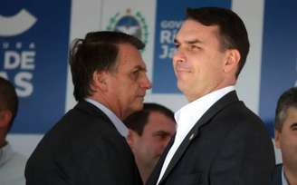 O presidente Jair Bolsonaro e o filho 01, Flávio Bolsonaro.