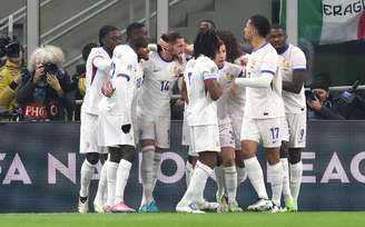 Seleção da França comemorando. 