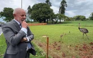 O presidente Lula visitando local onde ficam as emas no Alvorada