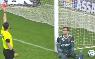 Árbitro explica expulsão de Léo Jardim após 'cera' e revela ofensas de dirigentes de Vasco e Inter