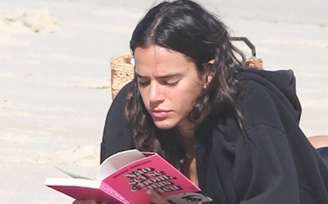 Bruna Marquezine na praia de São Conrado, no Rio de Janeiro