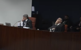 Flávio Dino reage ao quarto pedido de pausa de Luiz Fux, durante leitura de voto no julgamento da Ação Penal 2668, que apura tentativa de golpe de Estado 
