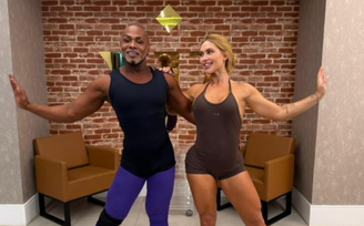 Carlinhos Salgueiro dá aulas de samba para Virginia Fonseca