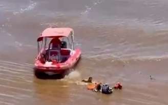 Bombeiros resgatam pescadores no Rio Paraná