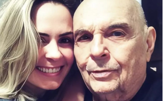 Ana Paula Renault posa com o pai 