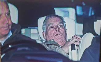 Ex-príncipe Andrew surge com rosto aterrorizado ao sair da prisão