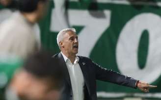 Procurado pelo Botafogo, Crespo pode continuar no futebol brasileiro.