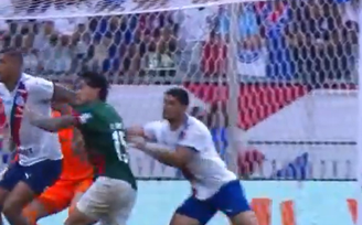 Lance que gerou polêmica em vitória do Palmeiras sobre o Bahia