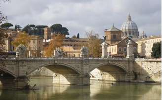 A cidade de Roma celebra em 21 de abril de 2026 o aniversário de 2.779 anos de sua fundação, tradicionalmente fixada em 753 a.C. Segundo a lenda, a origem está ligada aos irmãos Rômulo e Remo, criados por uma loba e protagonistas de um dos mitos mais conhecidos do mundo antigo. Ao longo de milênios, Roma consolidou-se como um dos principais centros políticos, culturais e religiosos da humanidade. Foi berço de um império que moldou leis, idiomas e estruturas de poder. Sua história atravessa períodos de grandeza e transformação, mantendo relevância até hoje. Celebrar Roma é revisitar as bases da civilização ocidental.