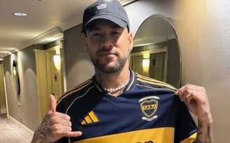 Neymar ganhou e vestiu a camisa do Boca Juniors quando esteve em Buenos Aires