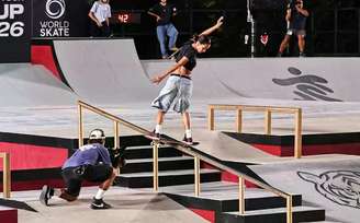 Rayssa Leal desliza em corrimão durante a Copa do Mundo de skate.