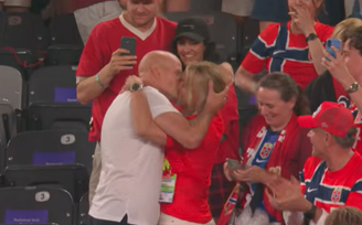 Ståle Solbakken correu para as arquibancadas e deu um beijão na esposa pela classificação ao mata-mata da Copa