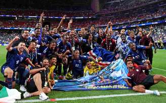 Delegação de Cabo Verde celebra a classificação, que parecia impensável no início da competição, para a próxima fase da Copa do Mundo.