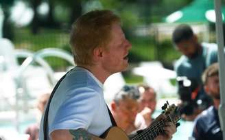 Ed Sheeran toca para seleção inglesa e reação de jogadores viraliza