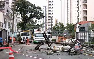 Árvore caiu na Avenida Rouxinol, em Moema, na zona sul de São Paulo, e atingiu um veículo neste sábado, 5; não houve registro de vítimas.