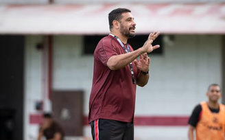 Diego Souza comandando treino do Joinville