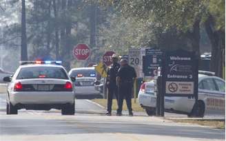 Policiais são vistos na rua que dá acesso ao campus North Harris, da faculdade Lone Star, onde ocorreu um tiroteio nesta terça-feira, em Houston, no Texas, Estados Unidos. 22/01/2013