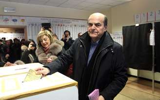 Favorito nas pesquisas, Pier Luigi Bersani (dir.), do Partido Democrático, votou em Piacenza