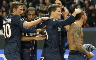 O argentino Ezequiel Lavezzi (D) comemora gol do Paris St Germain contra o Valencia nesta quarta-feira.
