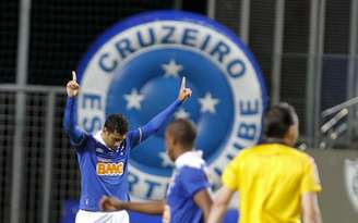 <p>Diego Souza festeja gol do Cruzeiro diante do Goiás. A equipe mineira venceu a rival por 5 a 0 na estreia do Campeonato Brasileira, na Arena Independência</p>
