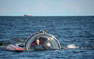 <p>Presidente russo na cabine do submarino</p>