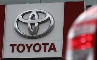 Uma placa com o logotipo da Toyota em uma concessionária e showroom em São Petersburgo. A Toyota Motor espera vender mais de 865 mil veículos na Europa neste ano, ante 847.530 unidades em 2013, afirmou um executivo da companhia nesta segunda-feira. 18/09/2013