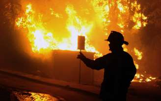 <p>Incêndio de Valparaíso deixou 15 mortos e 12.500 desabrigados, no Chile</p>