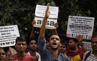Estudantes universitários fizeram protestos contra o caso de duas jovens estupradas e enforcadas no norte da Índia nesta quinta-feira; familiares e vizinhos disseram que a polícia não agiu de forma eficiente