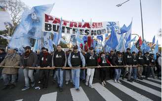 Argentinos protestam em Buenos Aires contra os chamados "fundos abutres"