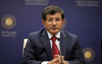 <p>Ministro das Relações Exteriores da Turquia, Ahmet Davutoglu fala com a aimprensa em Ancara, em 3 de julho</p>