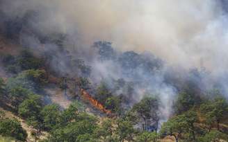 Equipes trabalham para apagar um incêndio na região de Rowena, norte do estado de Oregon, próximo ao rio Columbia River George.