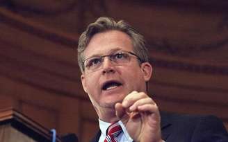 <p>Edward Kennedy Jr. discursa ao anunciar sua candidatura ao Senado estadual de Connecticut em 8 de abril</p>