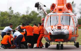 <p>Equipes de resgate e busca da Indonésia descarregam corpos de duas vítimas do acidente aéreo da AirAsia em Pangkalan Bun</p>