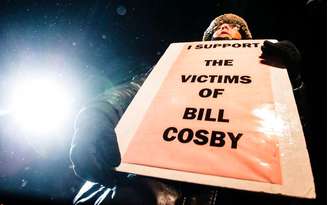 Mulher protesta contra Bill Cosby em Kitchener. 7/1/2015