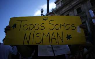 Uma mulher segura uma placa que diz "Somos todos Nisman" durante manifestação em frente ao Congresso argentino em Buenos Aires