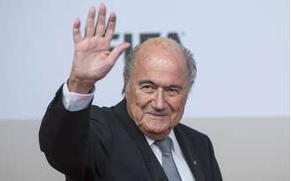 <p>Presidente da Fifa, Joseph Blatter é contra Copa até dois dias antes do Natal</p>