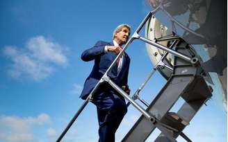 Secretário de Estado norte-americano, John Kerry, embarca em avião para partir de Mogadishu. 5/5/2015
