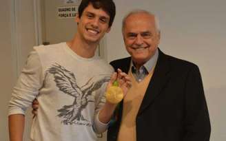 Rodrigo posa com a medalha de ouro olímpica ao lado do presidente Leco (Foto: Ana Luiza Rosa/saopaulofc.net)