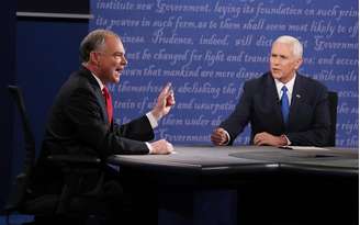 Candidato republicano Mike Pence (dir) e o democrata Tim Kaine (esq) participam do único debate entre aspirantes a vice-presidente dos EUA