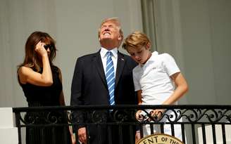 Trump virou o rosto diretamente para o Sol até que alguém gritou "não olhe"