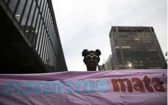 Mulher protesta contra o machismo em São Paulo