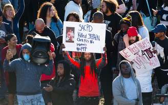 Manifestantes protestam contra a morte de homem negro desarmado pela polícia em Sacramento, Califórnia 22/03/2018 Kelley L Cox-USA TODAY Sports