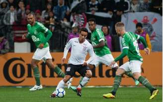 Jadson "flutuou" na defesa da Chapecoense (Foto: Maurício Rummens/Fotoarena)