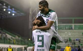 Borja comemora com Thiago Santos o seu gol contra a Chapecoense (Foto: LIAMARA POLLI/PHOTO PREMIUM)