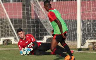 O goleiro Yago comemorou mais uma oportunidade na meta do Rubro-Negro (Foto: Gilvan de Souza/Flamengo)