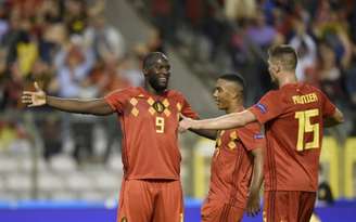 Lukaku comemora com os companheiros. Atacante chega a 45 gols pela seleção belga (Foto: John Thys / AFP)