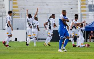 Jogadores da Ponte comemoram um dos gols (Foto: Maycon Soldan/Fotoarena)