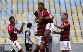 Jean Lucas, Henrique Dourado, Berrio e Cuéllar celebram o gol no Maracanã (Foto: Reginaldo Pimenta / Raw Image)
