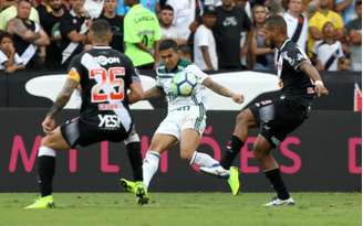 Dudu iniciou a jogada do gol do Palmeiras sobre o Vasco, neste domingo (Foto: Paulo Sergio/Agencia F8)