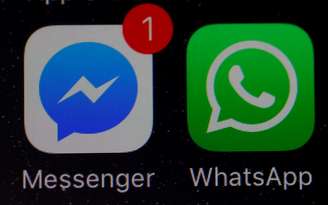 Ícones do WhatsApp e do Facebook Messenger em um iPhone